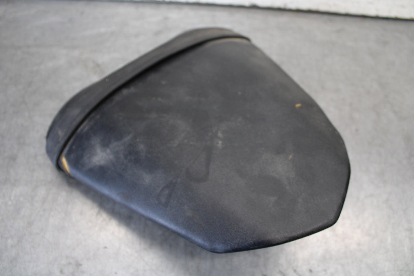 08-16 YAMAHA YZF R6 REAR BACK PASSENGER TANDEM SEAT PAD SADDLE PILLION BB665