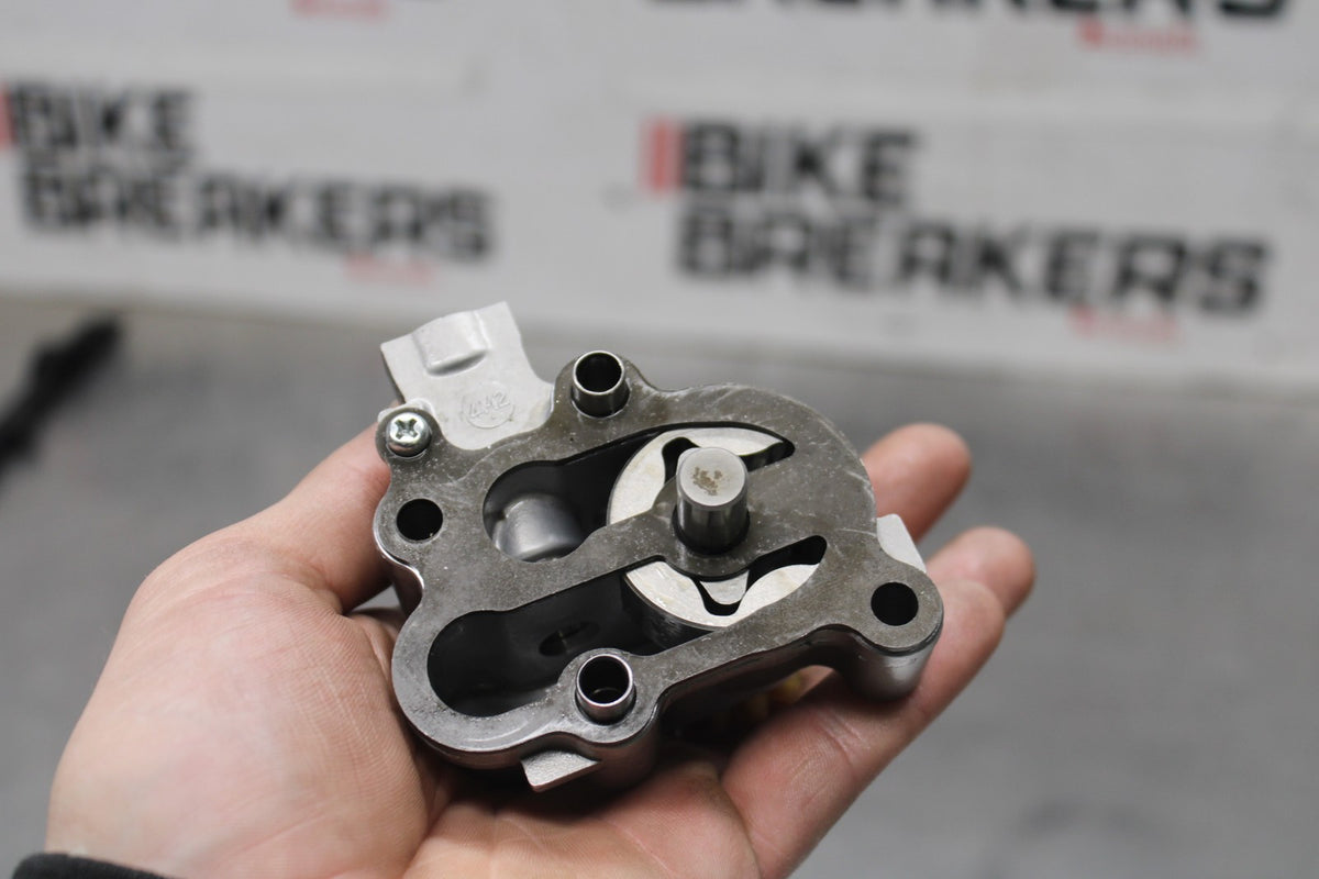 19-24 YAMAHA R3 ENGINE MOTOR OIL PUMP BB942
