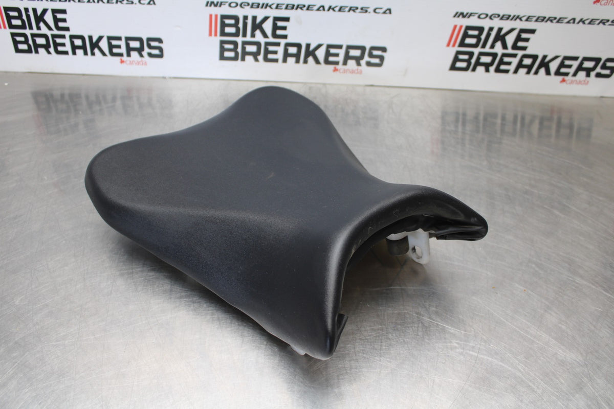 08-10 SUZUKI GSXR 600 FRONT DRIVERS SEAT PAD SADDLE PILLION BB202