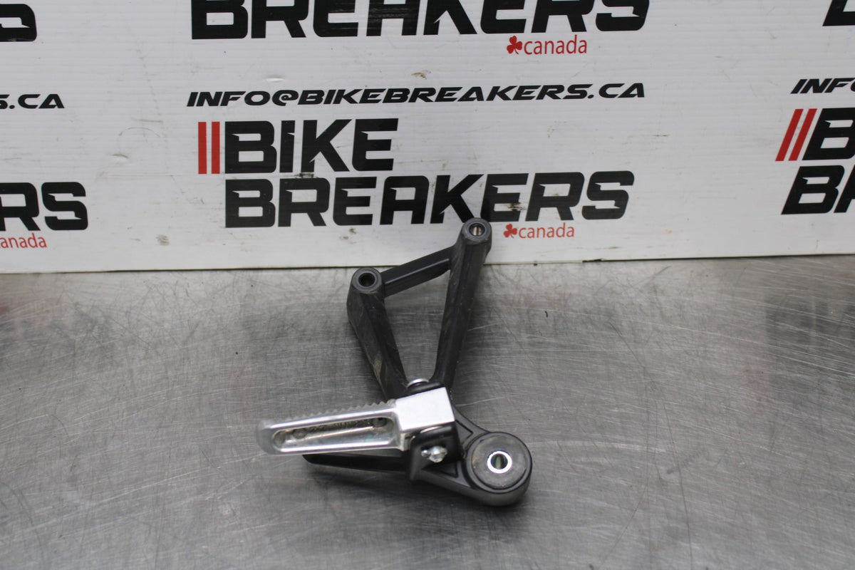23 YAMAHA YZF R3 RIGHT REAR BACK PASSENGER PEG BB806