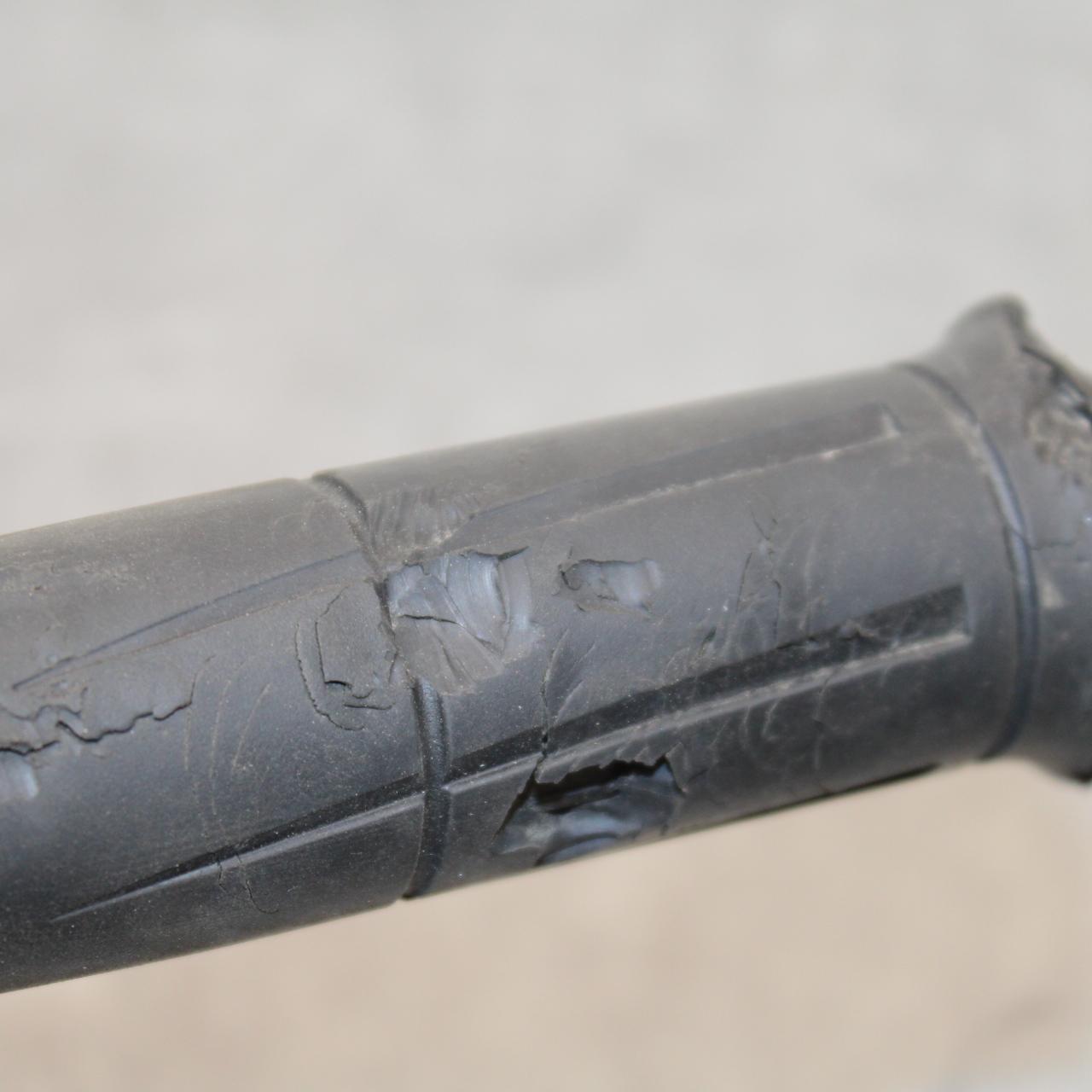 21 KAWASAKI NINJA ZX6R RIGHT THROTTLE GRIP BB647