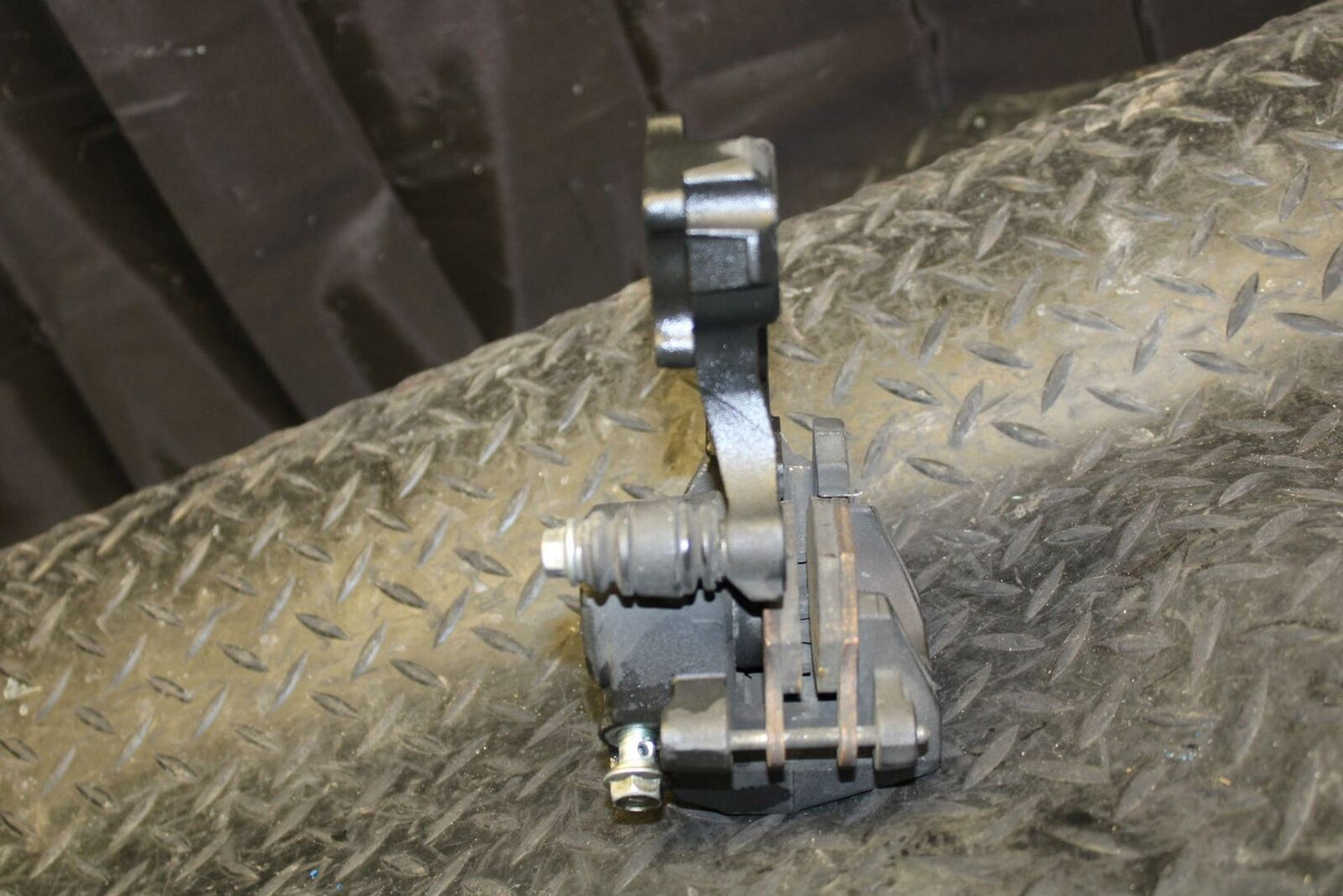 10 SUZUKI GSXR750 REAR BACK BRAKE CALIPER W MOUNT BRACKET BB190
