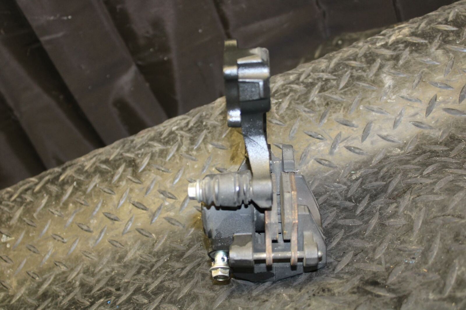 10 SUZUKI GSXR750 REAR BACK BRAKE CALIPER W MOUNT BRACKET BB190