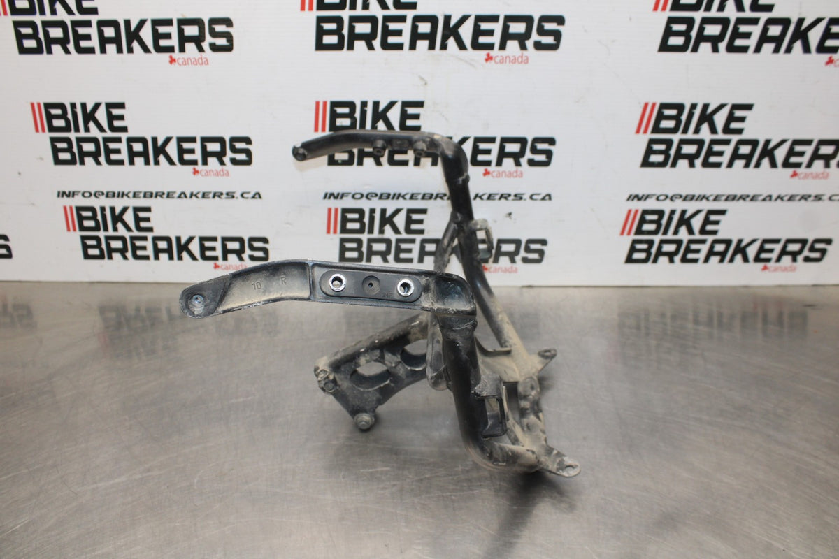 01-03 SUZUKI GSXR600 UPPER FAIRING MIRROR GAUGES STAY BRACKET BB841