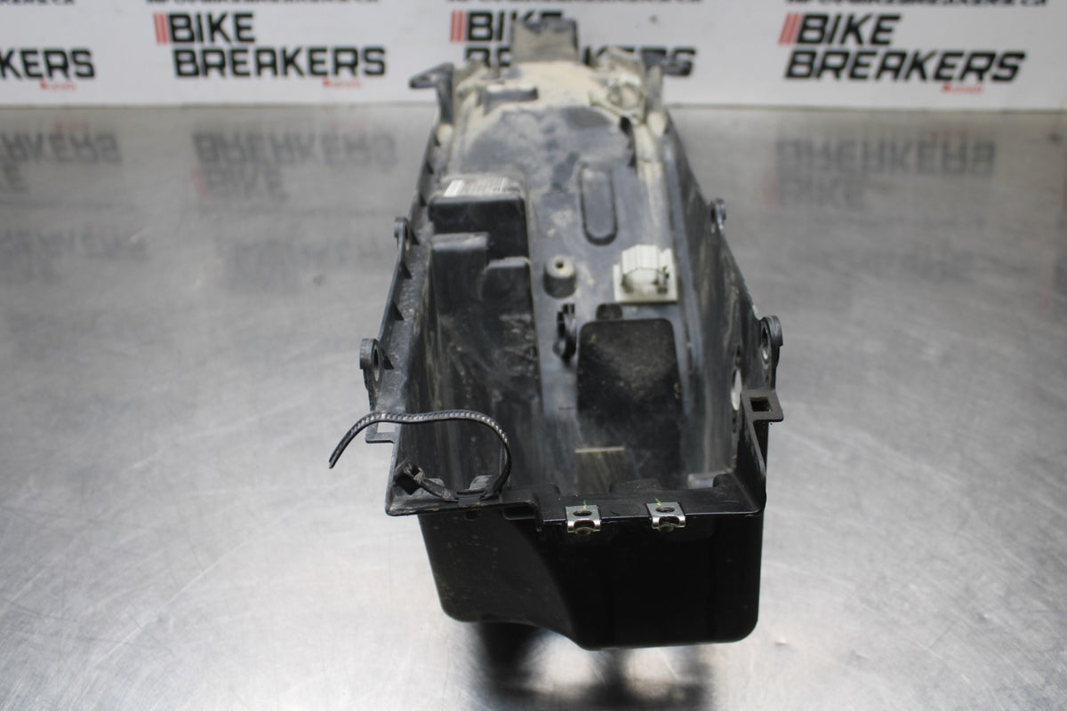 18 YAMAHA SUPER TENERE REAR BACK TAIL UNDERTAIL BATTERY TRAY PLASTIC BB832