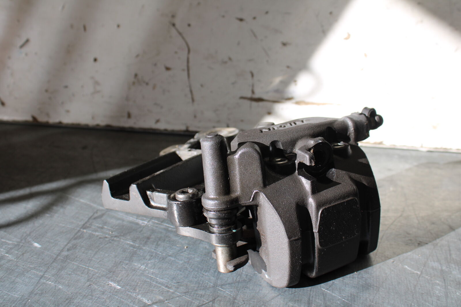 19-22 KAWASAKI Z400 REAR BACK BRAKE CALIPER W MOUNT BRACKET BB708