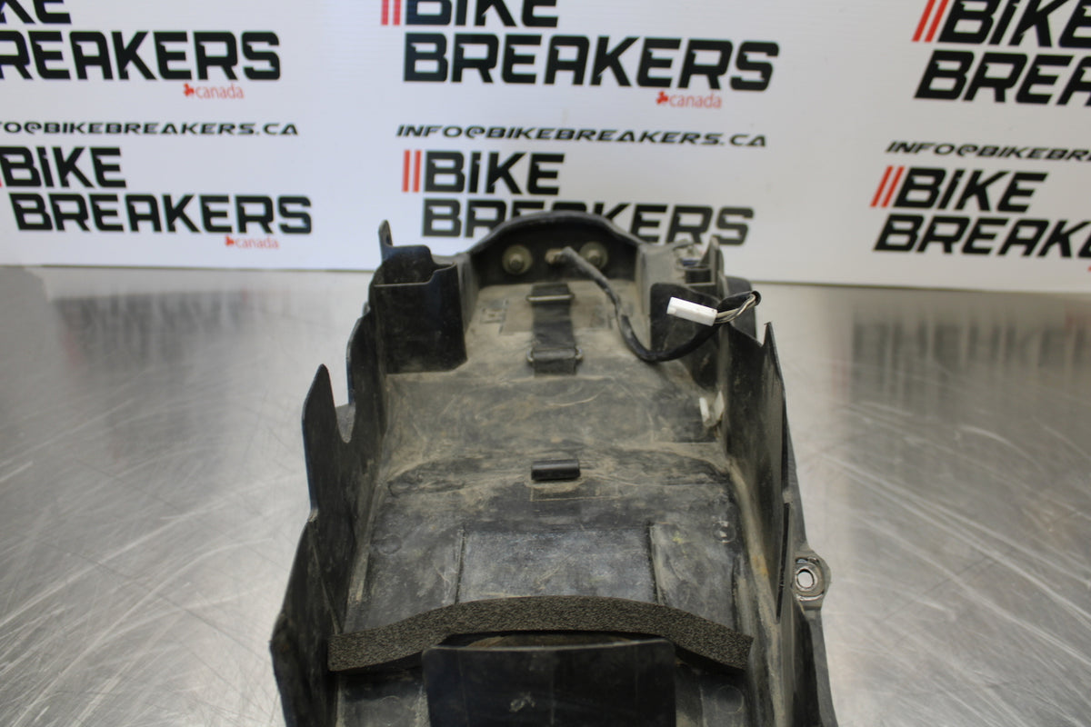 00 SUZUKI SV650 REAR BACK TAIL UNDERTAIL BATTERY TRAY PLASTIC BB156