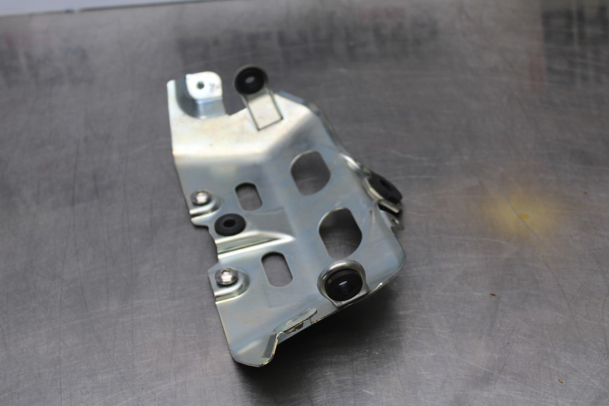 08-10 SUZUKI GSXR 600 FRONT GAS TANK FAIRING COWL COVER MOUNT BRACKET BB202