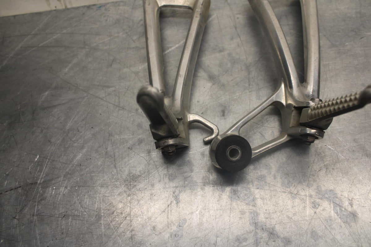 05 YAMAHA YZF R6S REAR BACK PASSENGER PEG SET PAIR BB462