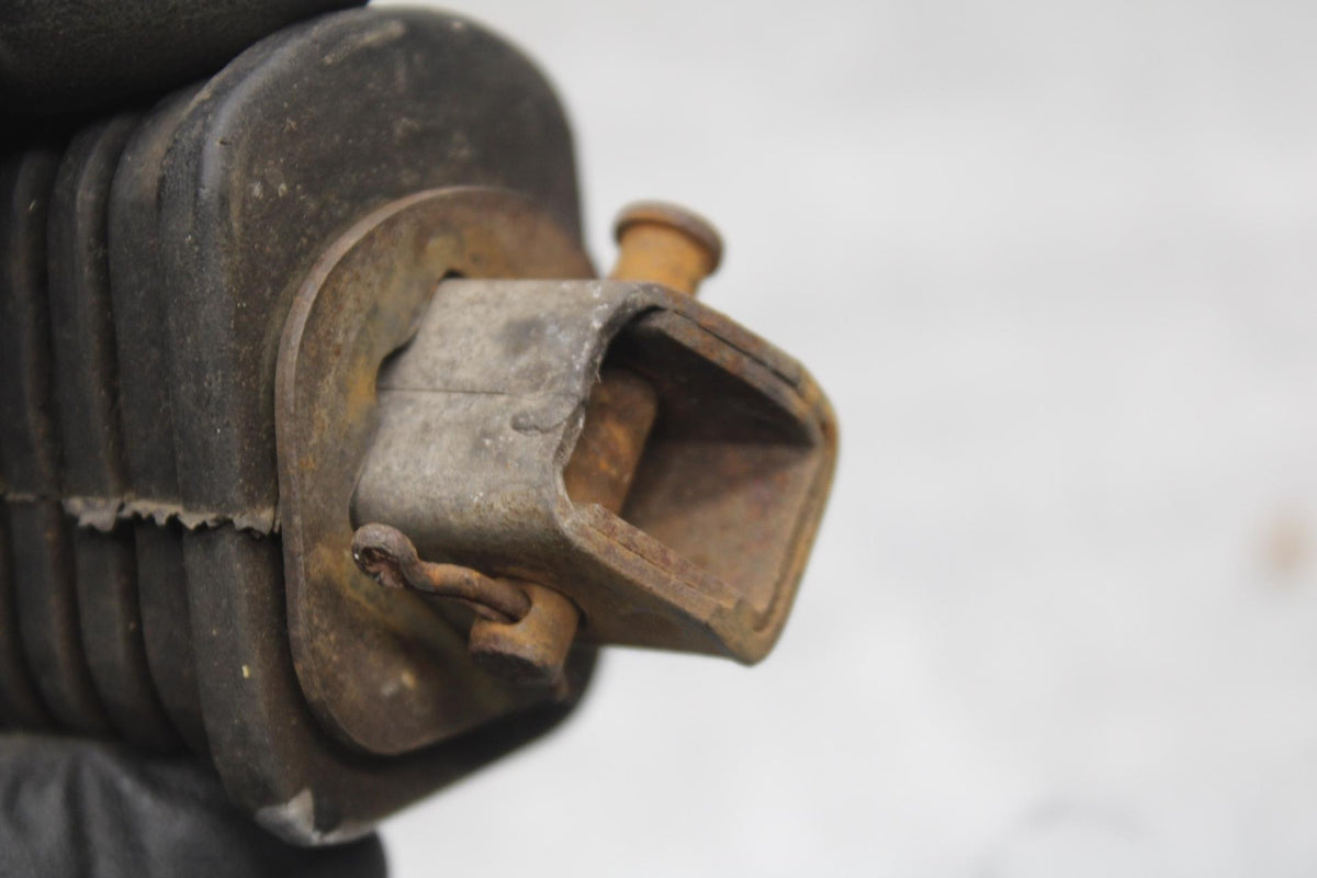 80-83 SUZUKI GS750E REAR BACK PASSENGER PEG SET PAIR BB82