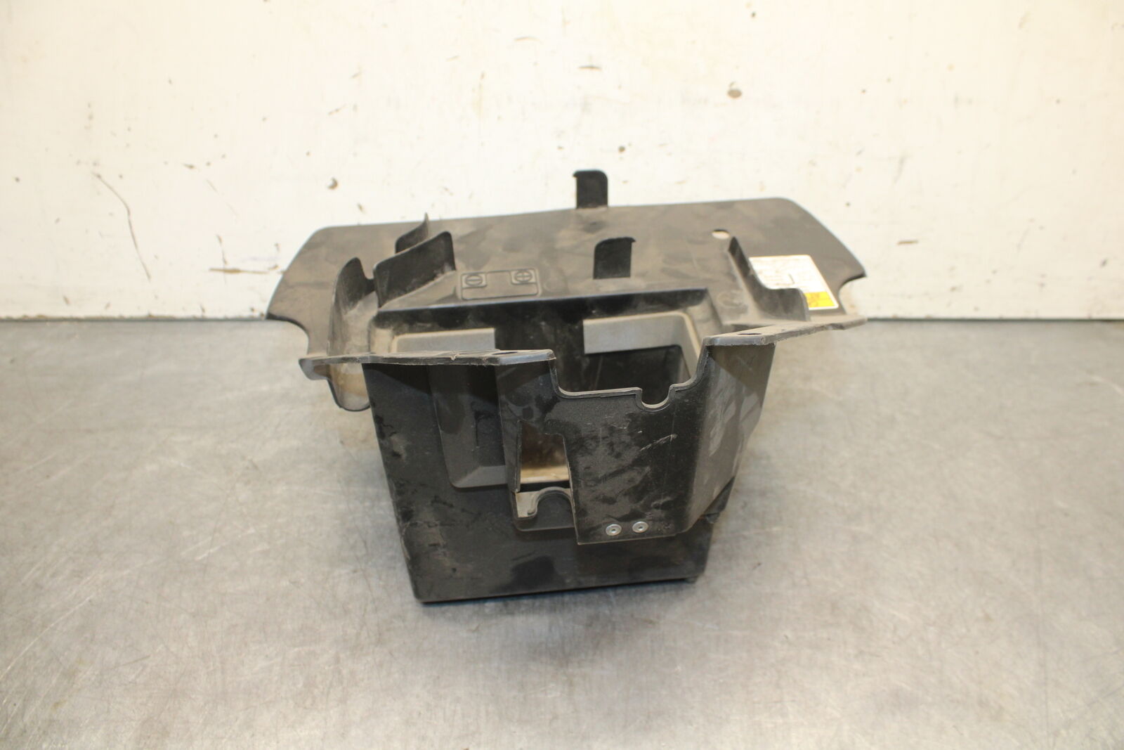 05-06 SUZUKI BOULEVARD M50 BATTERY TRAY BOX HOLDER BB671