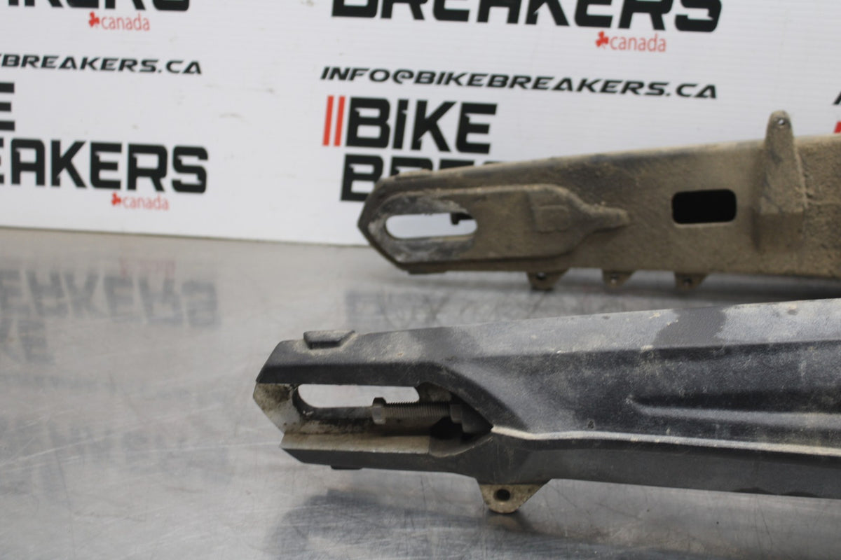 15 TRIUMPH TIGER 800 REAR SWINGARM BACK SUSPENSION SWING ARM BB873