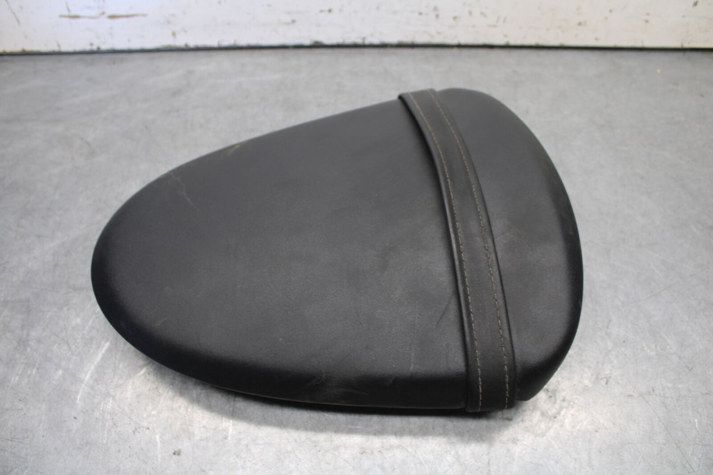 05-06 SUZUKI GSXR1000 REAR BACK PASSENGER TANDEM SEAT PAD SADDLE PILLION BB663