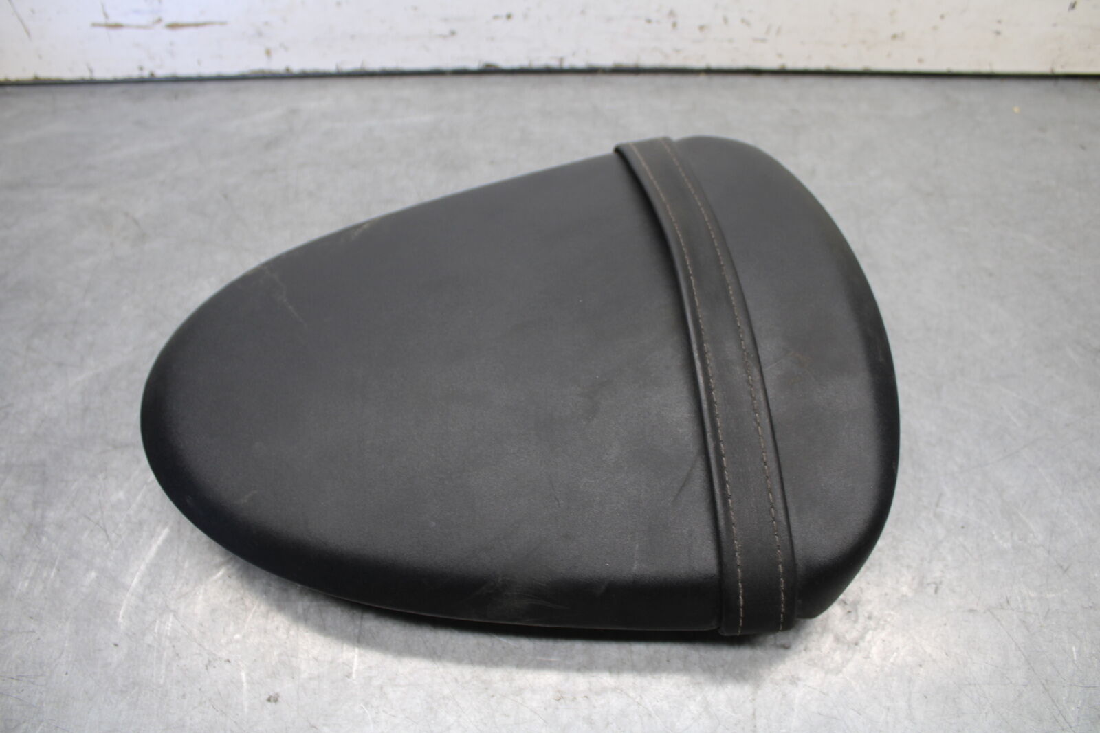05-06 SUZUKI GSXR1000 REAR BACK PASSENGER TANDEM SEAT PAD SADDLE PILLION BB663