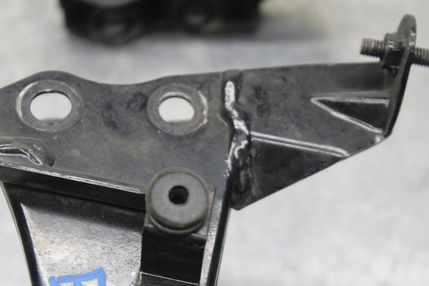 2009 Kawasaki Ninja 250R EX250J ENGINE MOUNT MOTOR BRACKET BB87