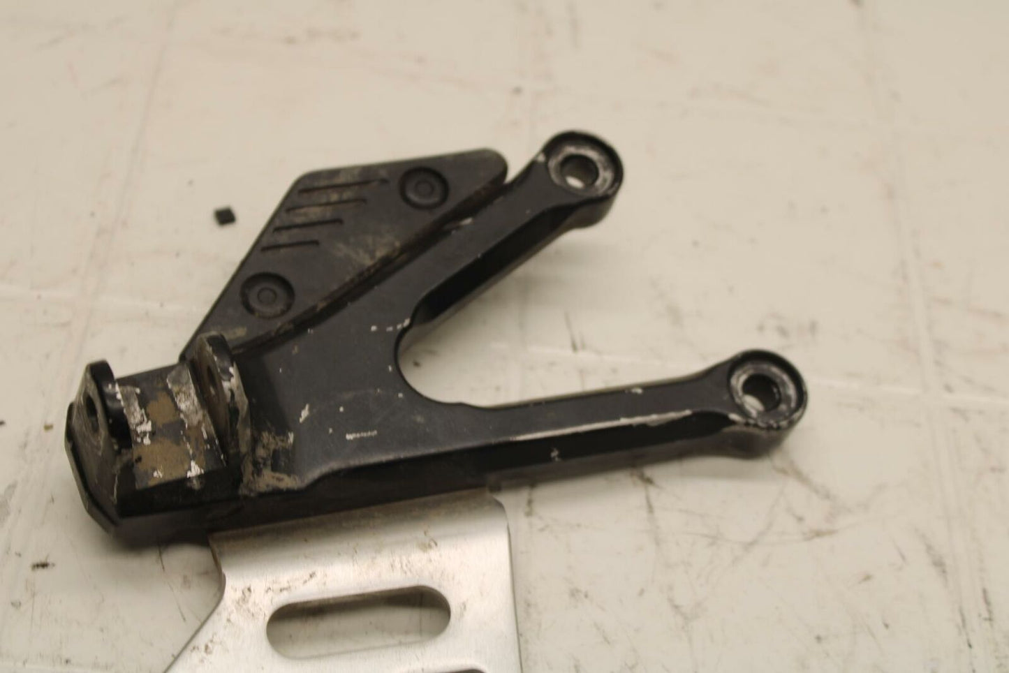 07 YAMAHA YZF R6 LEFT REARSET REAR SET DRIVER FOOT PEG BRACKET MOUNT BB284 B