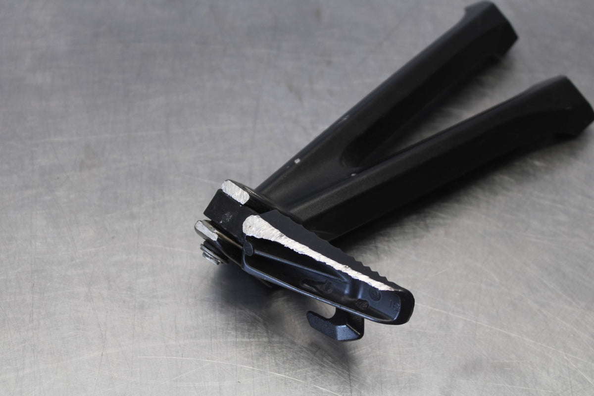 11-26 SUZUKI GSXR750 LEFT REAR BACK PASSENGER PEG BB882