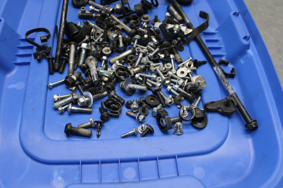 22-24 YAMAHA XSR900 MOUNTING BOLTS HARDWARE MOTOR SCREWS BB683