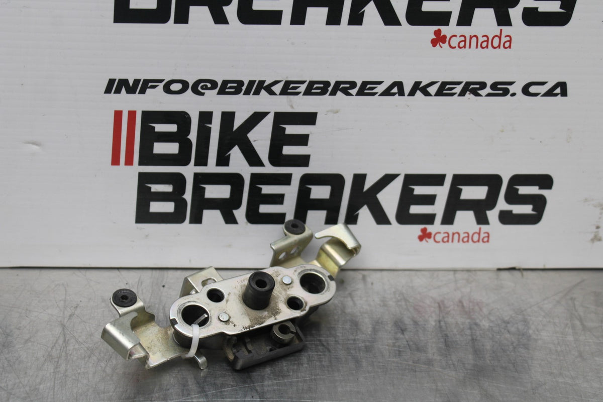 07-08 KAWASAKI NINJA ZX6R REAR PASSENGER SEAT LATCH LOCK ASSEMBLY BB199