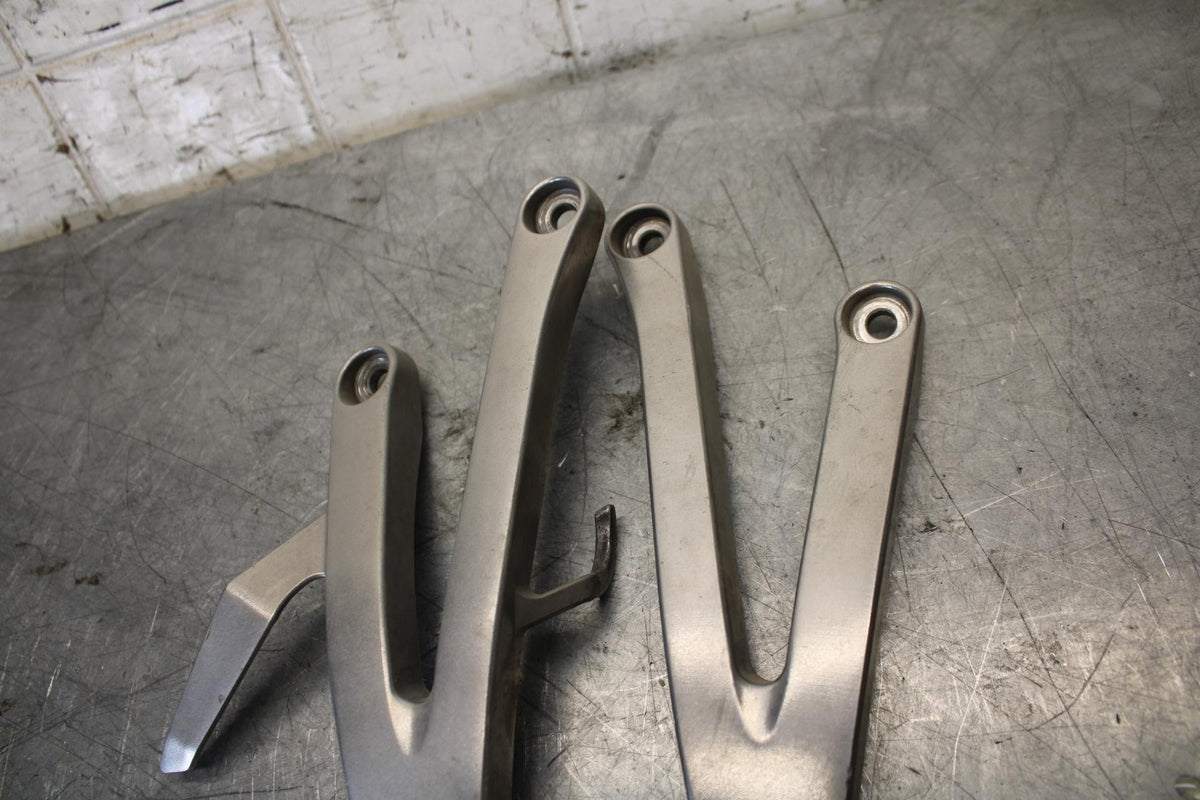 2011 Honda CBR600RR REAR BACK PASSENGER PEG SET PAIR 50720-MEL-305 BB520