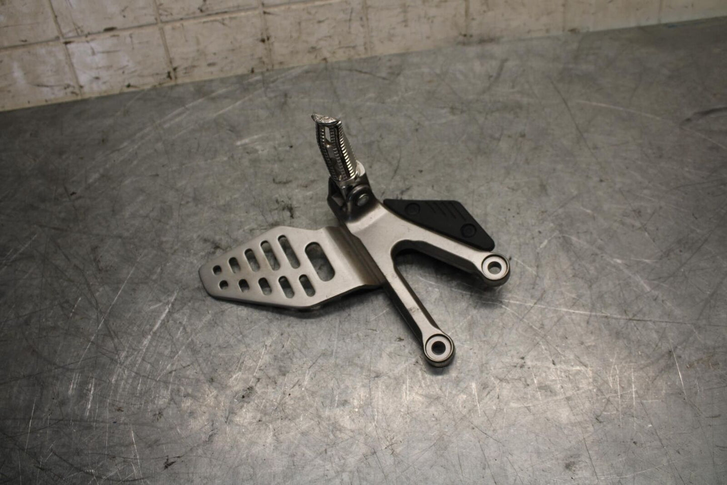 2007 Yamaha YZF R6 LEFT REARSET REAR SET DRIVER FOOT PEG REST STOP BB525