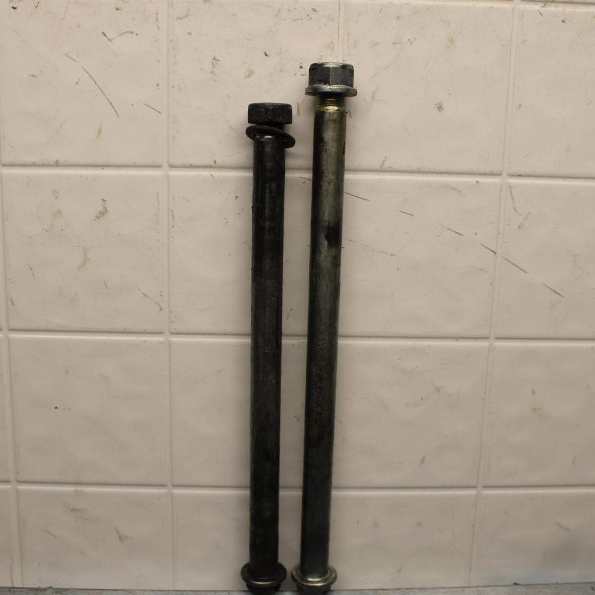 2000 Honda Super Hawk VTR1000F REAR AXLE BACK WHEEL RIM PIVOT BOLT AXEL BB577