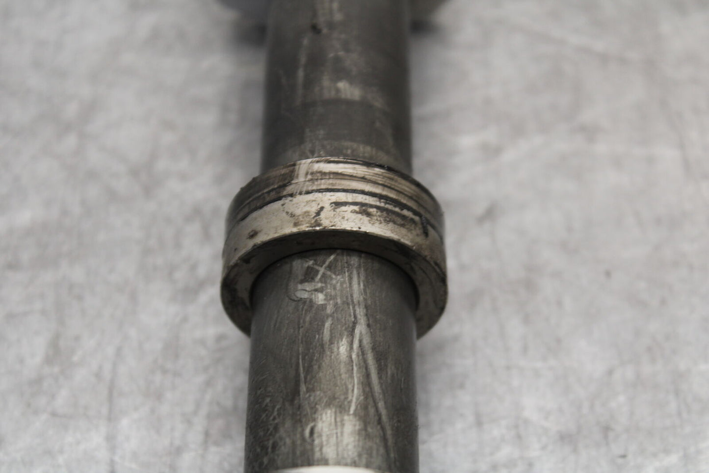 05-06 SUZUKI GSXR1000 REAR AXLE BACK WHEEL RIM PIVOT BOLT AXEL 64711-33E30 BB663