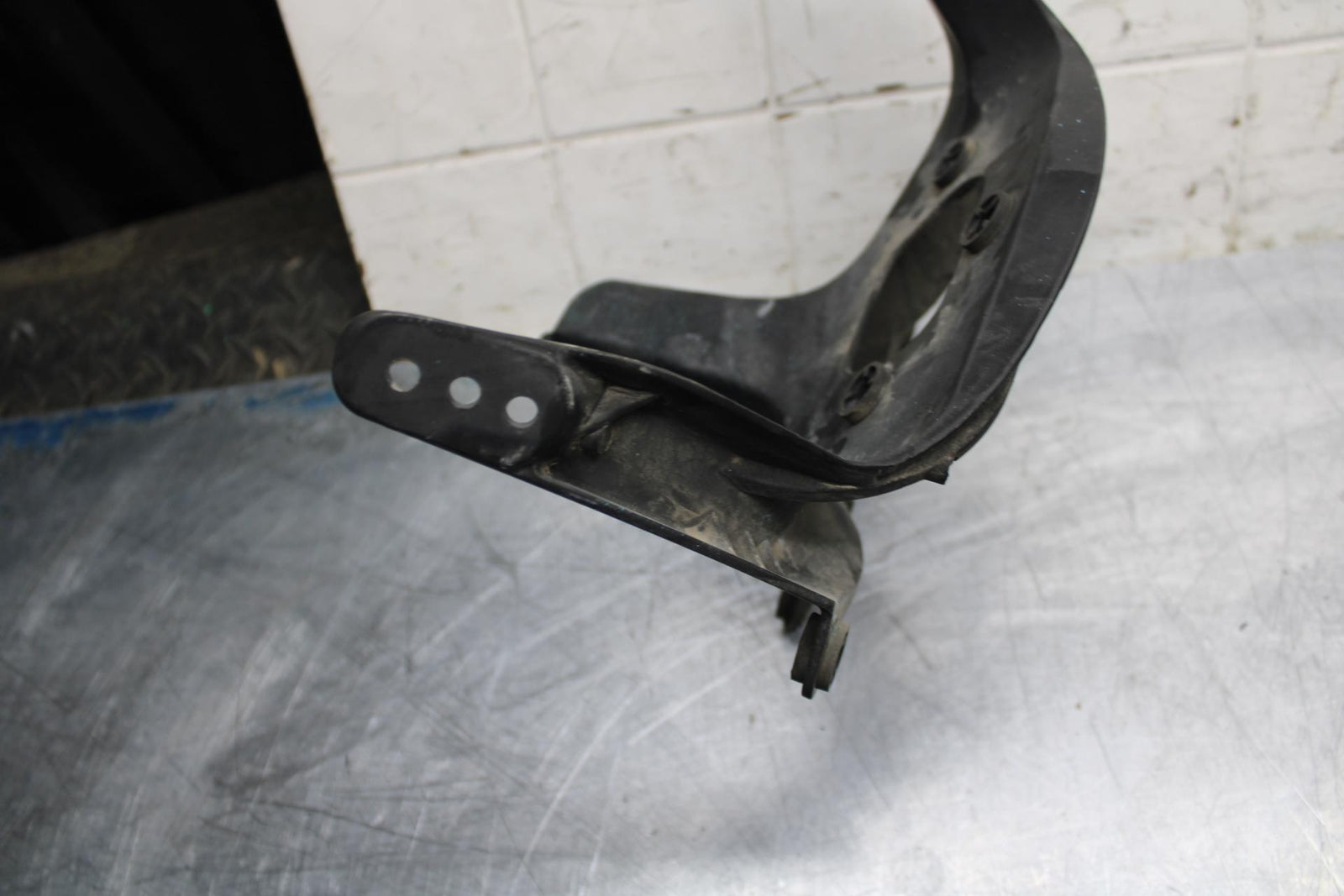 03-04 YAMAHA YZF R6  UPPER FAIRING MIRROR GAUGES STAY BRACKET BB481