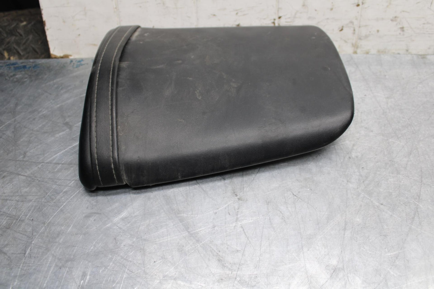 05-06 HONDA CBR600RR REAR BACK PASSENGER TANDEM SEAT PAD SADDLE PILLION BB484