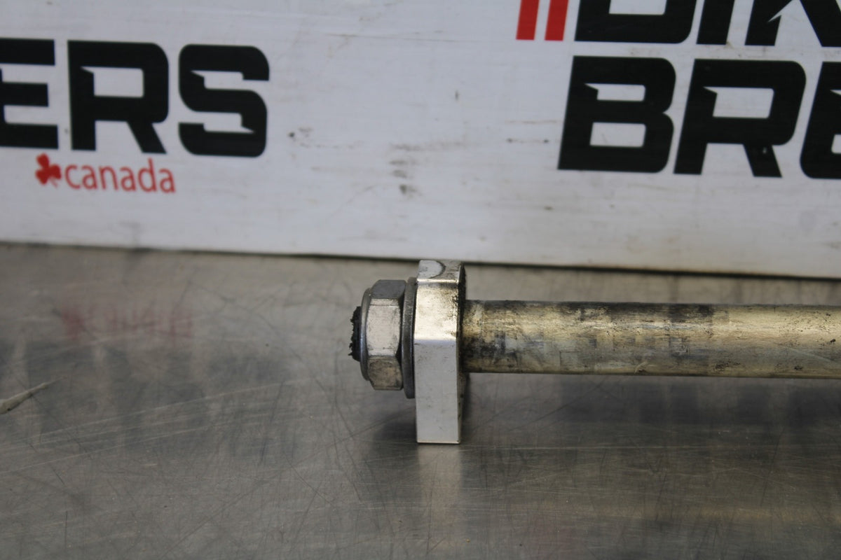 20 TRIUMPH STREET TRIPLE 765 REAR AXLE BACK WHEEL RIM PIVOT BOLT AXEL BB864