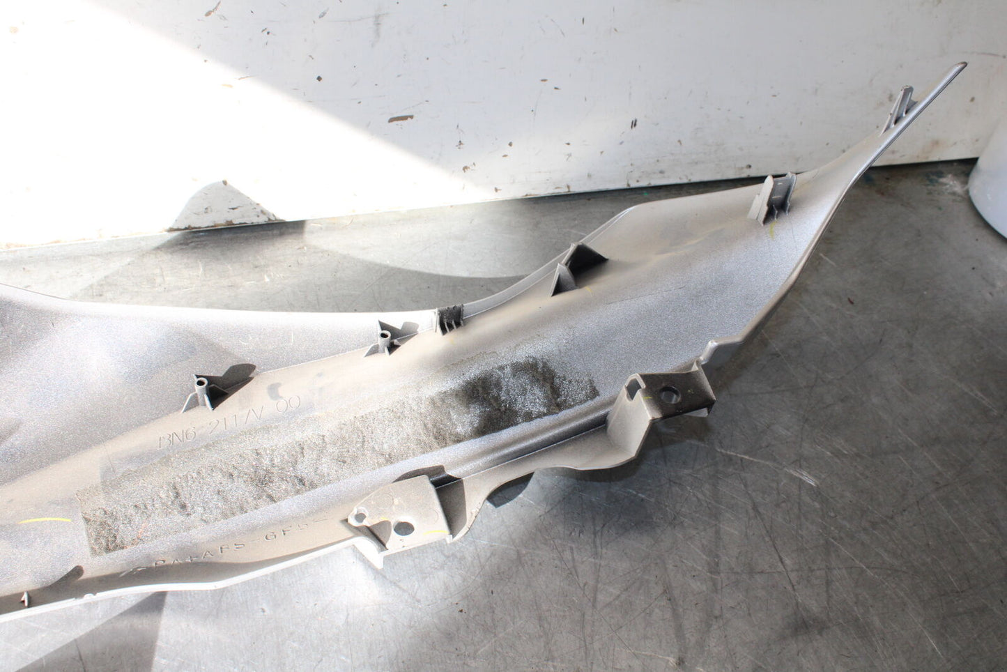 17-20 YAMAHA YZF R6 LEFT MID UPPER SIDE FAIRING COWL PLASTIC BB257