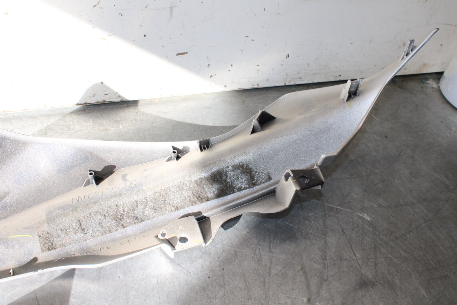 17-20 YAMAHA YZF R6 LEFT MID UPPER SIDE FAIRING COWL PLASTIC BB257
