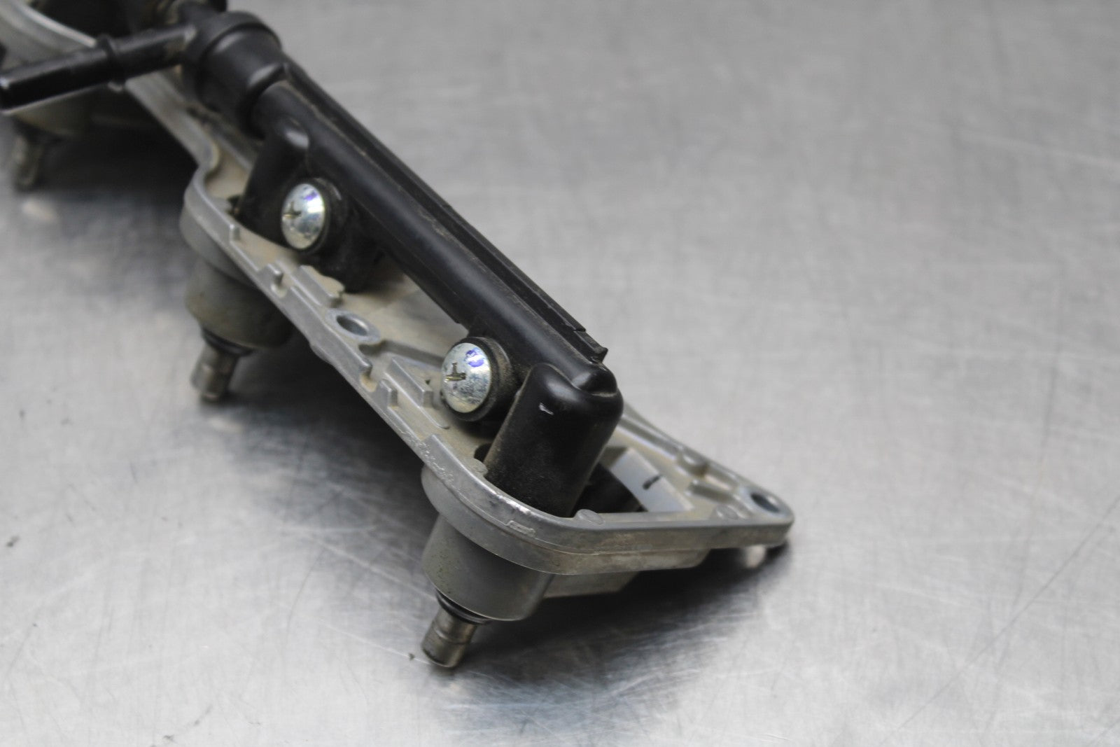 08 KAWASAKI NINJA ZX10R SECONDARY FUEL INJECTORS TOP AIRBOX GAS RAIL BB201