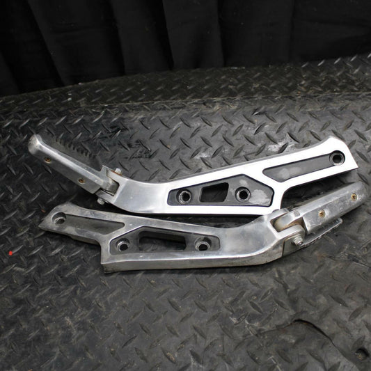86 SUZUKI GS750ES REAR BACK PASSENGER PEG SET PAIR BB233