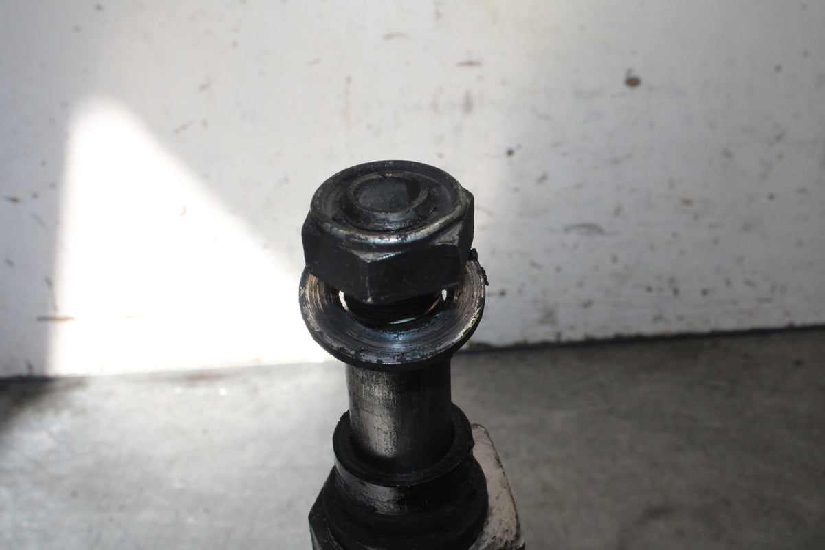 07-08 TRIUMPH DAYTONA 675 REAR AXLE BACK WHEEL RIM PIVOT BOLT AXEL BB685