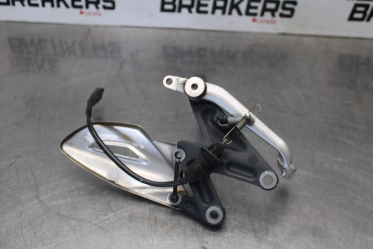 12 TRIUMPH STREET TRIPLE R RIGHT REARSET REAR SET DRIVER FOOT PEG STOP BB914