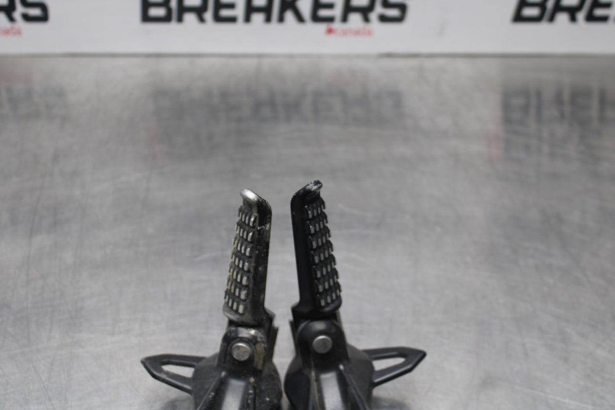 08 KAWASAKI NINJA ZX10R REAR BACK PASSENGER PEG SET PAIR BB201