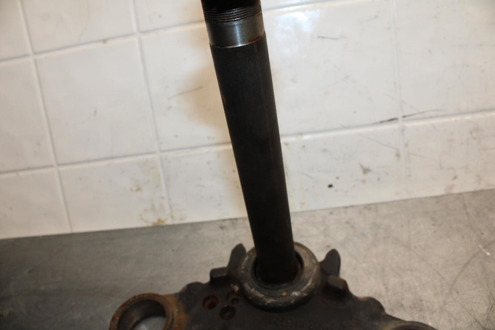 75 SUZUKI GT 550 FRONT FORKS CLAMP LOWER TRIPLE TREE STEM BB72