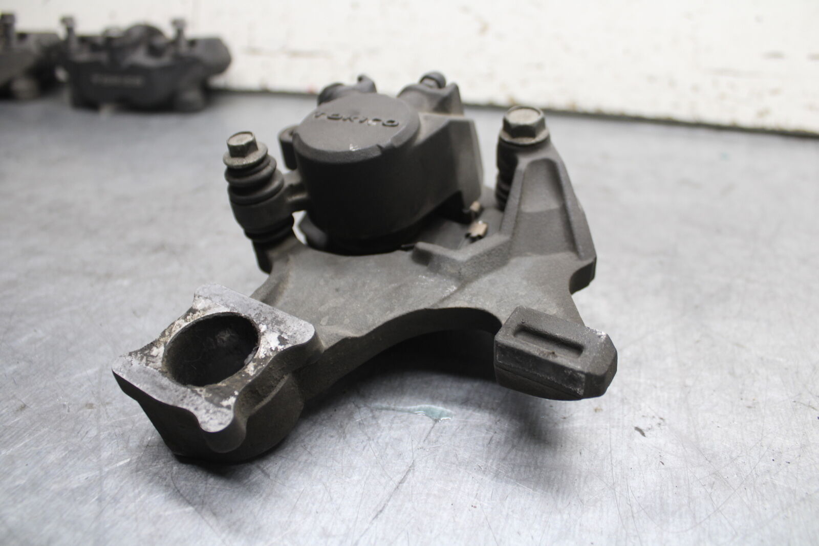 08-09 SUZUKI GSXR600 REAR BACK BRAKE CALIPER W MOUNT BRACKET BB728
