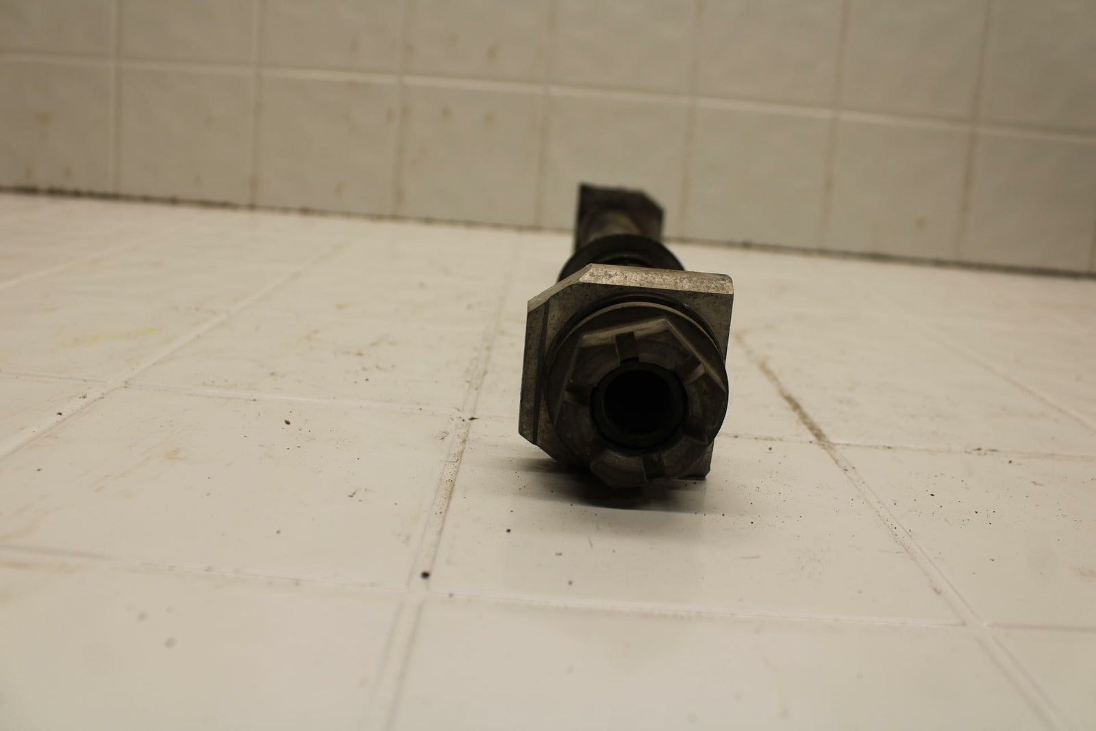01-02 SUZUKI GSXR750 REAR AXLE BACK WHEEL RIM PIVOT BOLT AXEL BB402