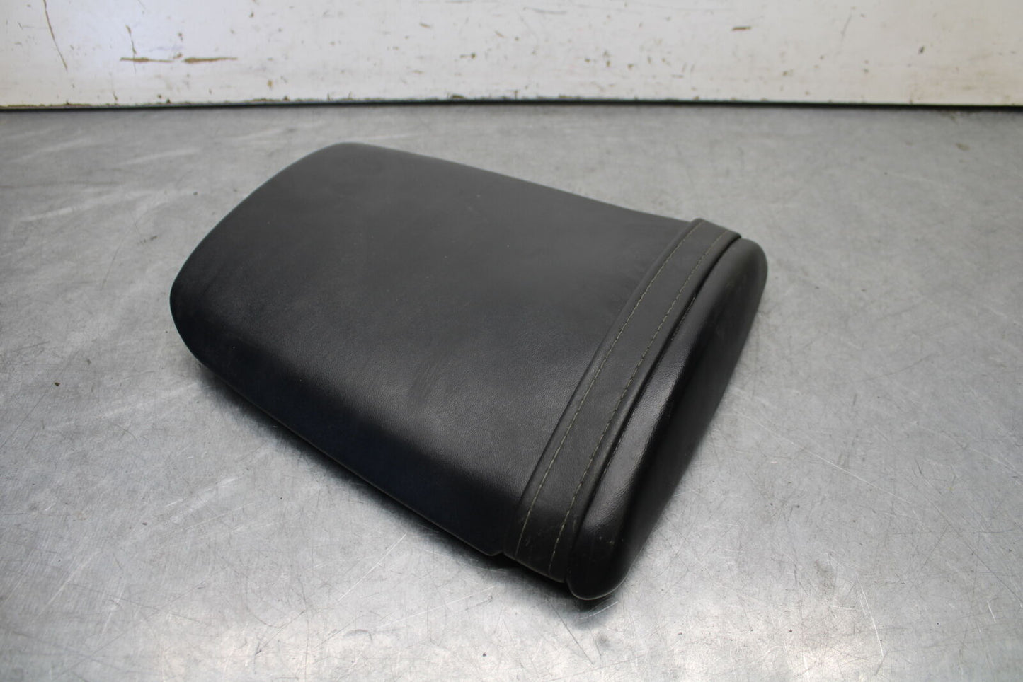 05-06 HONDA CBR600RR REAR BACK PASSENGER TANDEM SEAT PAD SADDLE PILLION BB655