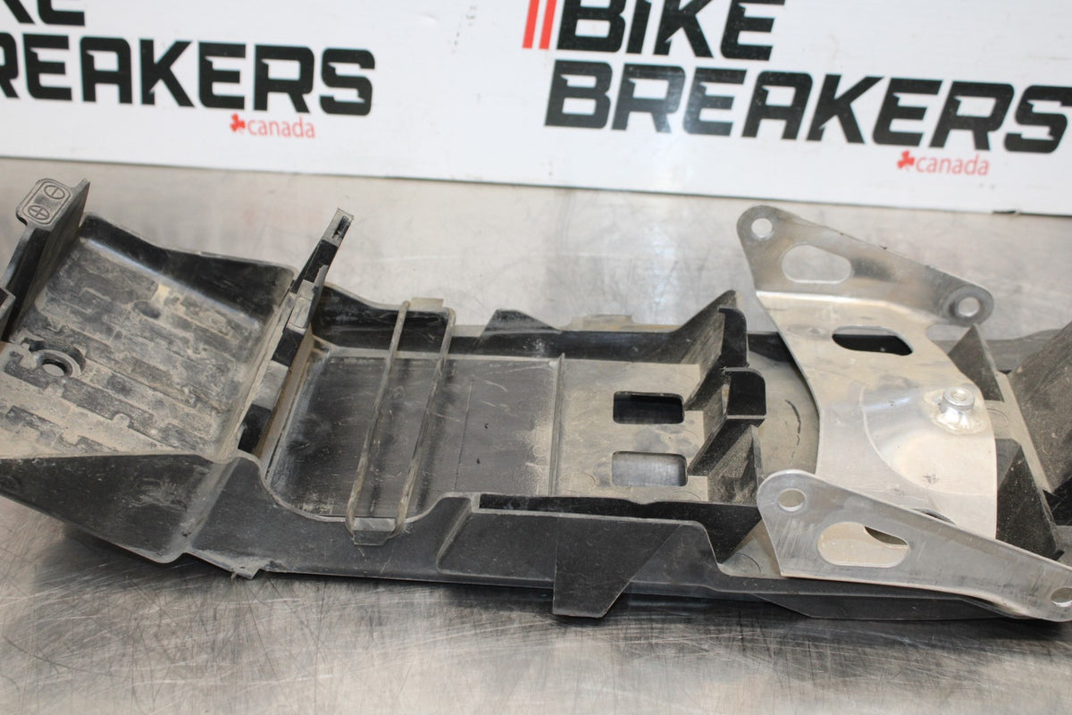 06-07 SUZUKI GSXR 600 REAR BACK TAIL UNDERTAIL BATTERY TRAY PLASTIC BB178