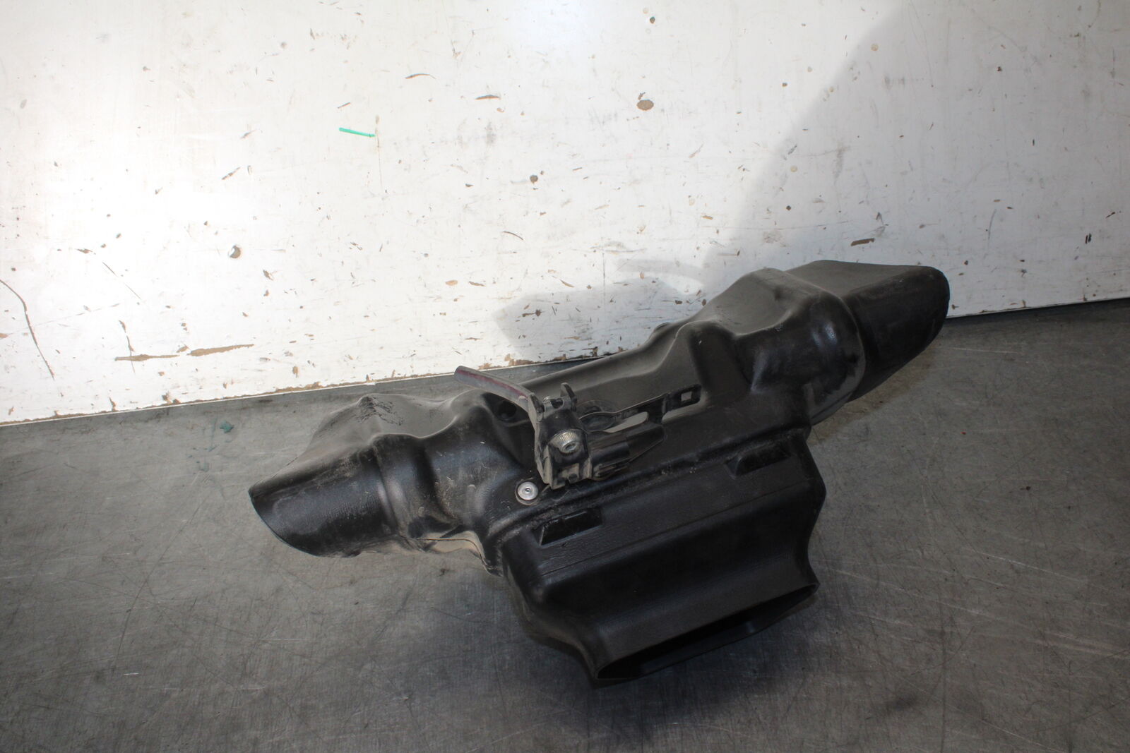 09-14 YAMAHA YZF R1 RAM AIR INTAKE TUBE DUCT BB696