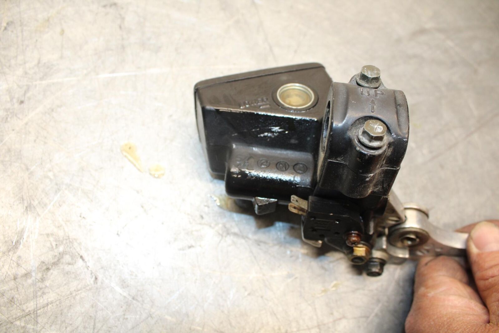 1993 Suzuki GSXR1100W FRONT BRAKE MASTER CYLINDER w/ LEVER BB46