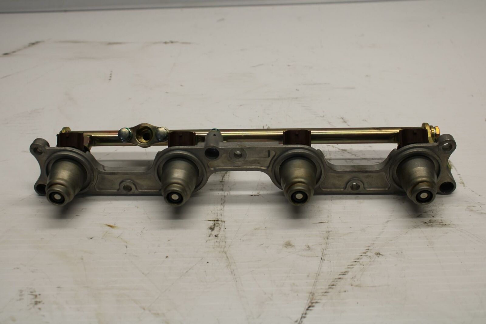 04-05 HONDA CBR1000RR SECONDARY FUEL INJECTORS TOP AIRBOX GAS RAIL BB242