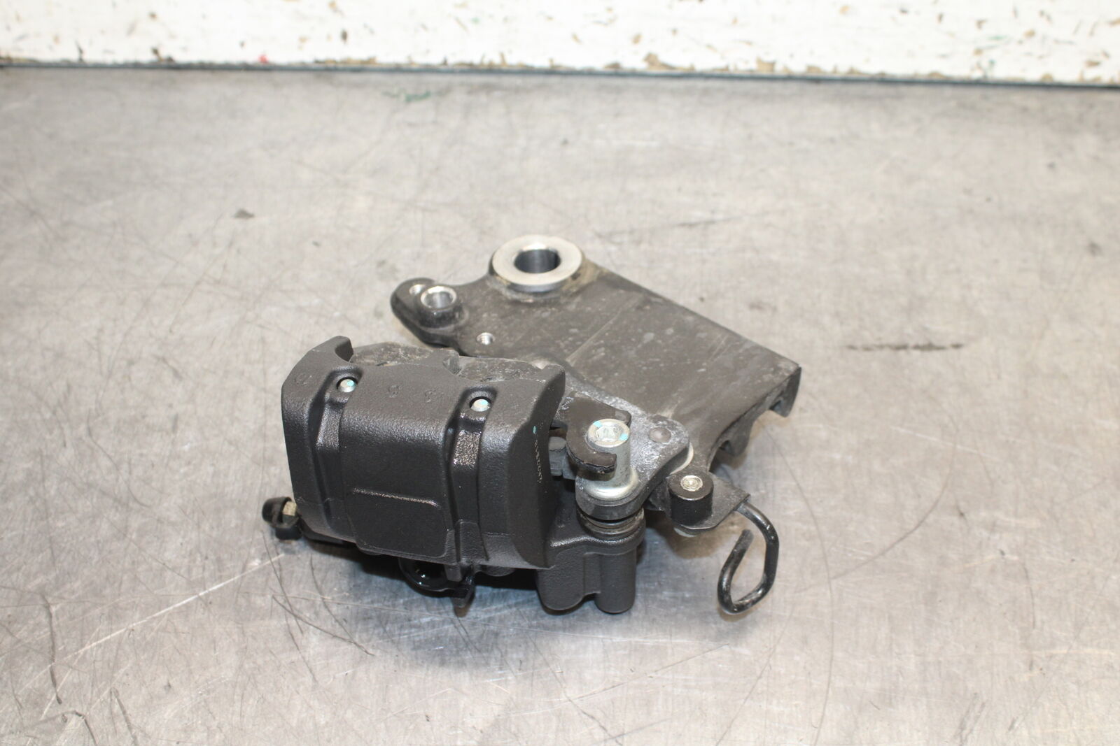 18-23 KAWASAKI NINJA 400 EX400 ABS REAR BACK BRAKE CALIPER W MOUNT BRACKET BB747