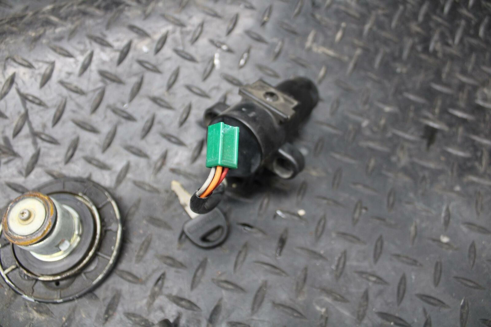 86 SUZUKI GS750ES IGNITION LOCK KEY SET W/ GAS CAP AND SEAT LOCK BB233
