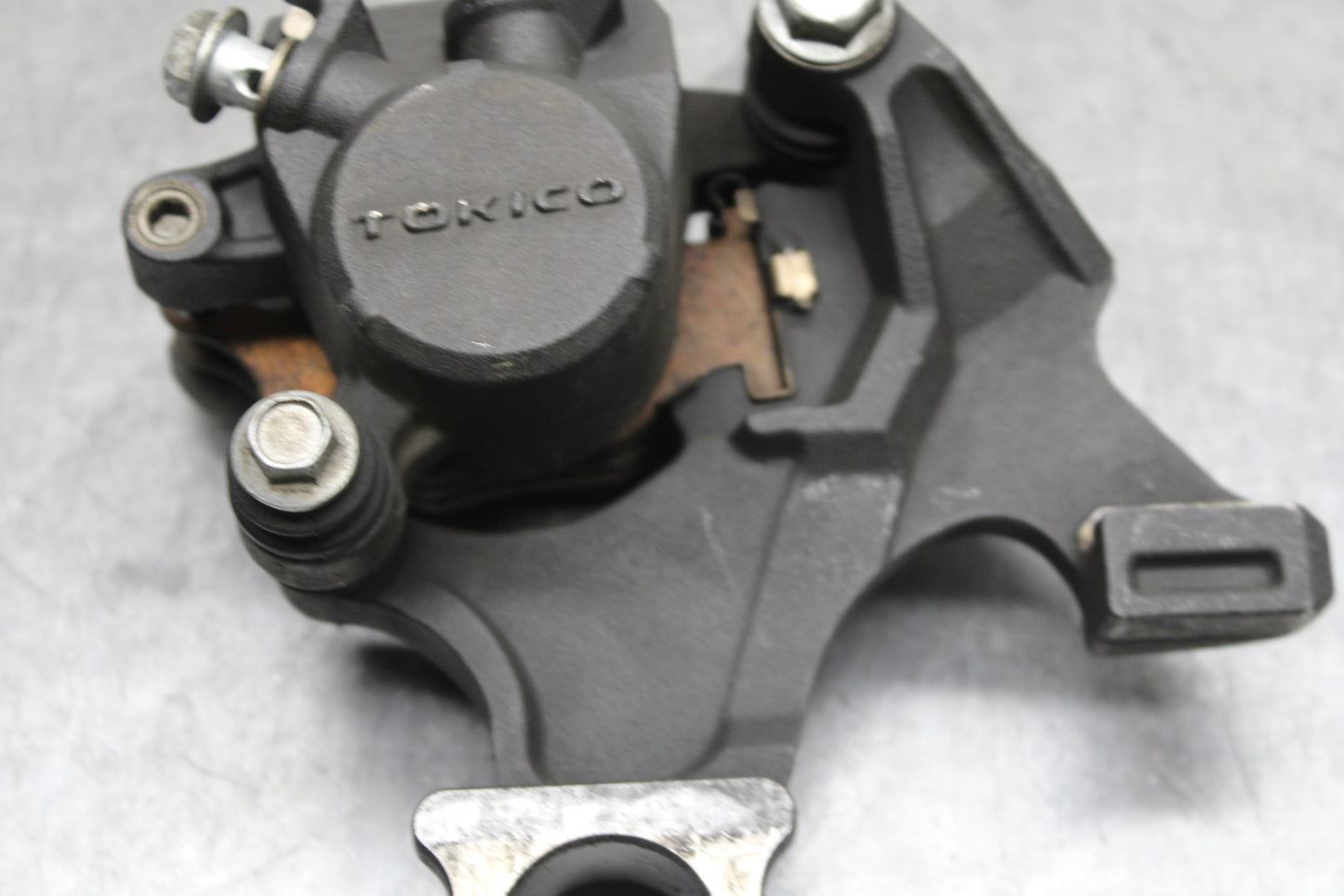08-10 SUZUKI GSXR750 REAR BACK BRAKE CALIPER W MOUNT BRACKET BB119