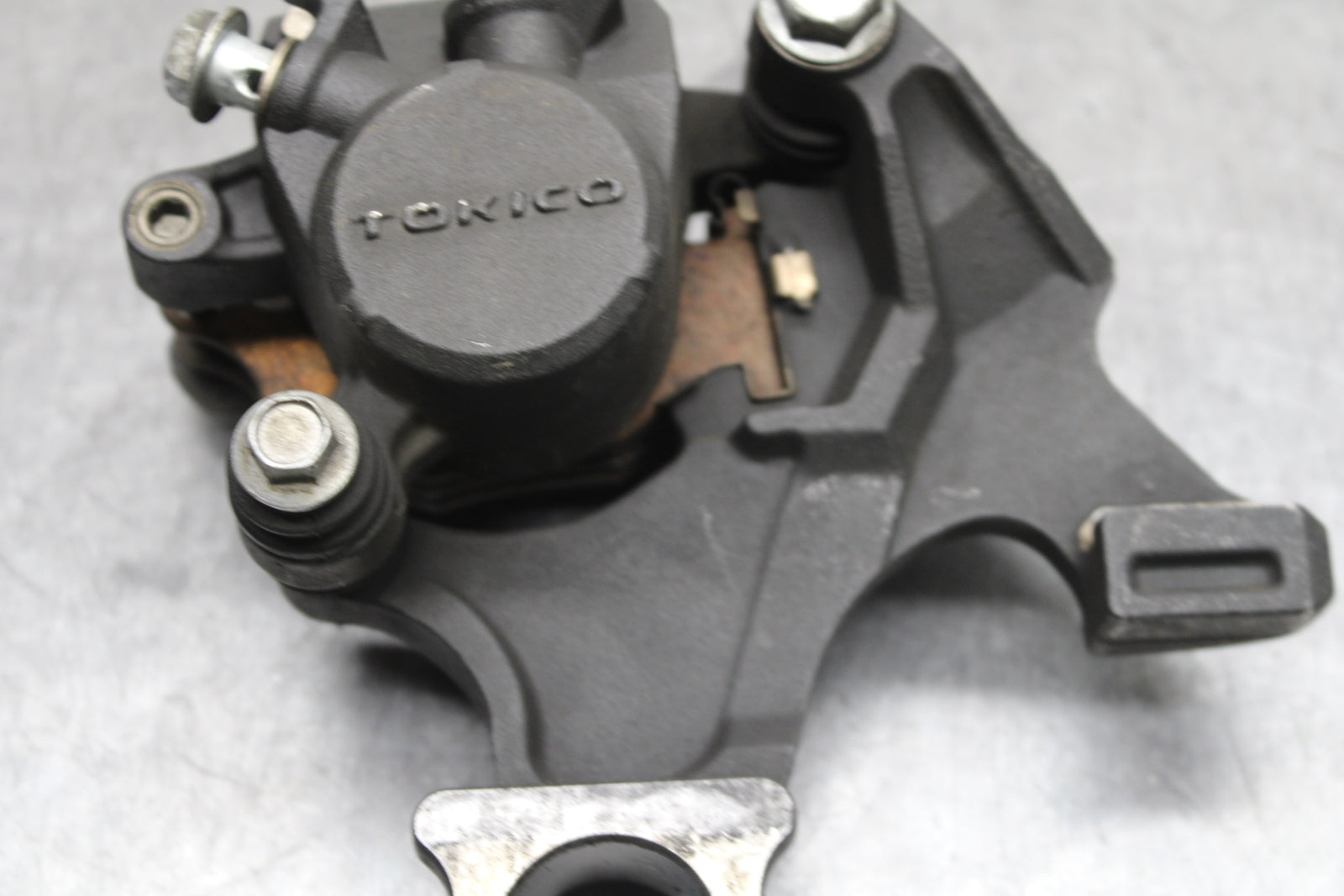 08-10 SUZUKI GSXR750 REAR BACK BRAKE CALIPER W MOUNT BRACKET BB119