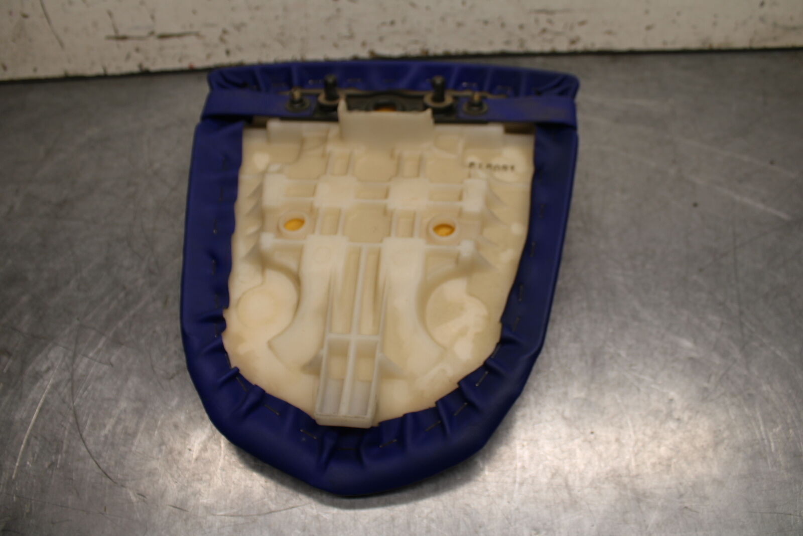 05-06 SUZUKI GSXR1000 REAR BACK PASSENGER TANDEM SEAT PAD SADDLE PILLION BB172